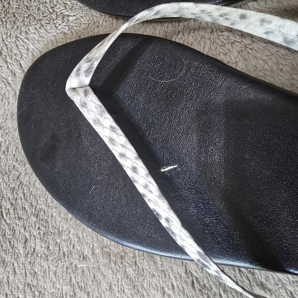 TKEES Black and Snakeskin Print Thong Sandals Size 9 - Picture 9 of 9